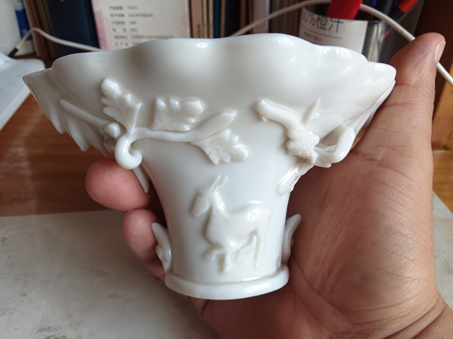 古玩陶瓷明代時期德化窯白釉龍虎杯真品鑒賞圖