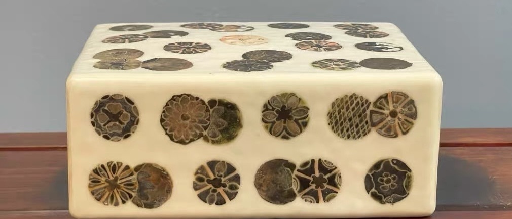 古玩陶瓷粉彩皮球花紋脈枕真品鑒賞圖