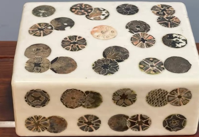 古玩陶瓷粉彩皮球花紋脈枕真品鑒賞圖