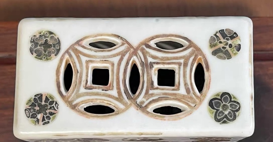 古玩陶瓷粉彩皮球花紋脈枕真品鑒賞圖