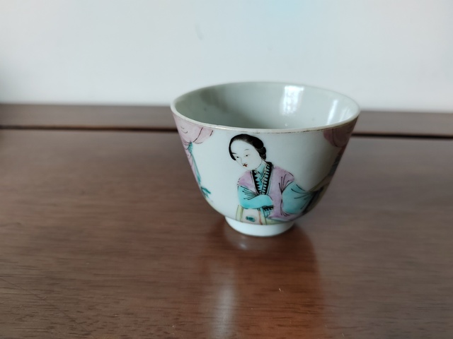 古玩陶瓷粉彩人物杯真品鑒賞圖