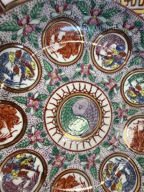 古玩陶瓷粉彩團龍花卉紋盤真品鑒賞圖