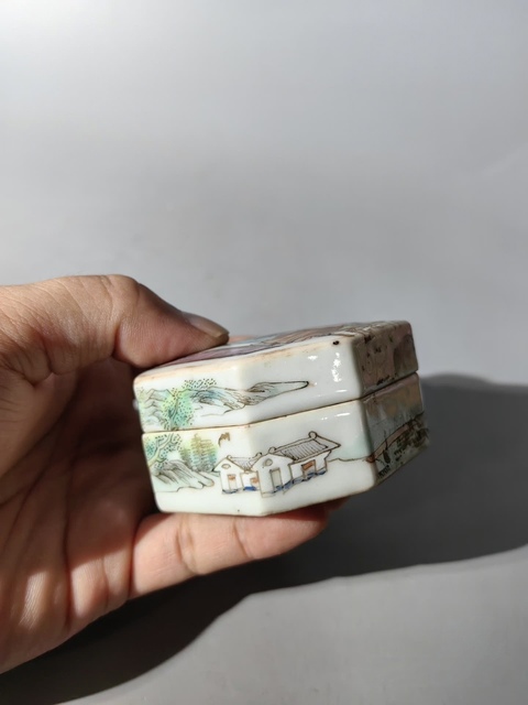 古玩陶瓷人物紋粉彩八方印泥盒真品鑒賞圖