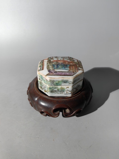 古玩陶瓷人物紋粉彩八方印泥盒真品鑒賞圖