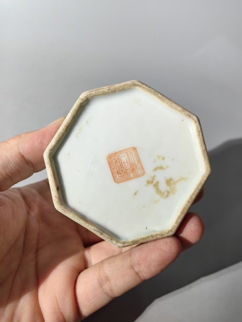 古玩陶瓷人物紋粉彩八方印泥盒真品鑒賞圖
