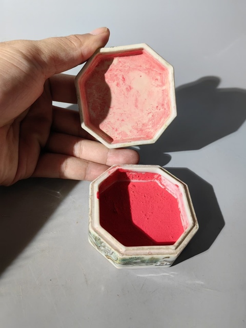 古玩陶瓷人物紋粉彩八方印泥盒真品鑒賞圖