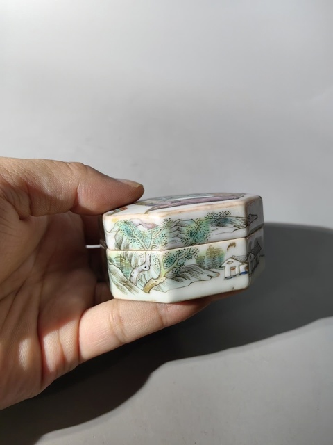 古玩陶瓷人物紋粉彩八方印泥盒真品鑒賞圖