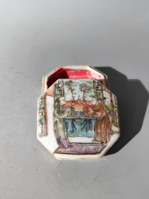 古玩陶瓷人物紋粉彩八方印泥盒真品鑒賞圖