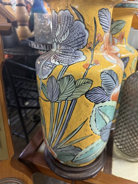 古玩陶瓷黃地粉彩花卉紋棒槌瓶真品鑒賞圖