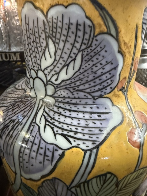 古玩陶瓷黃地粉彩花卉紋棒槌瓶真品鑒賞圖