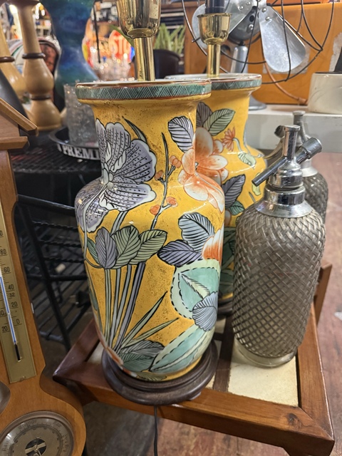 古玩陶瓷黃地粉彩花卉紋棒槌瓶真品鑒賞圖