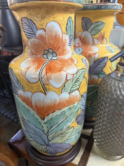 古玩陶瓷黃地粉彩花卉紋棒槌瓶真品鑒賞圖