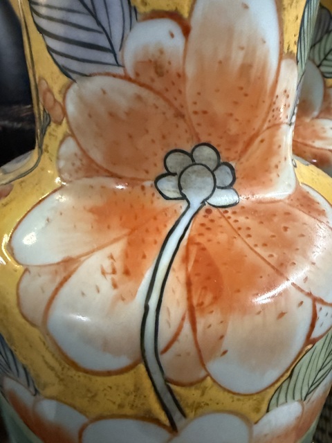 古玩陶瓷黃地粉彩花卉紋棒槌瓶真品鑒賞圖