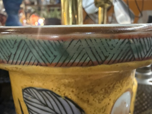 古玩陶瓷黃地粉彩花卉紋棒槌瓶真品鑒賞圖
