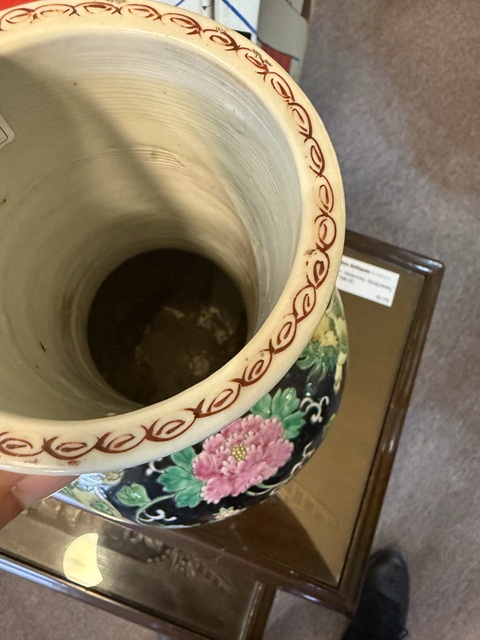 古玩陶瓷墨地粉彩獅子穿花天球瓶真品鑒賞圖