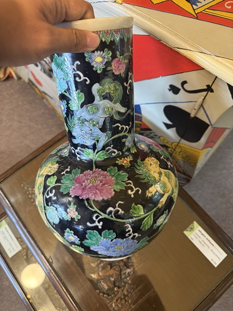 古玩陶瓷墨地粉彩獅子穿花天球瓶真品鑒賞圖