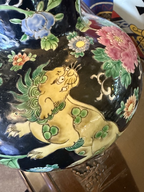 古玩陶瓷墨地粉彩獅子穿花天球瓶真品鑒賞圖
