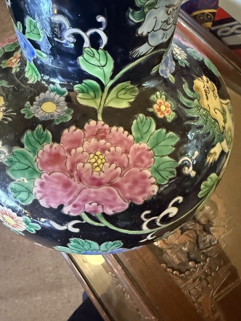 古玩陶瓷墨地粉彩獅子穿花天球瓶真品鑒賞圖