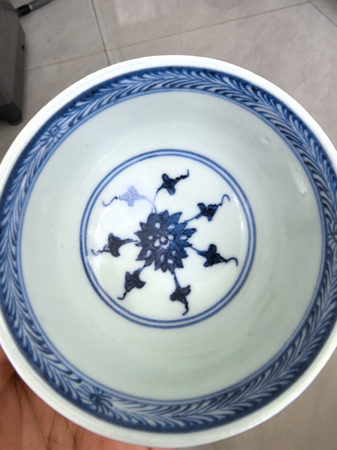 古玩陶瓷青花纏枝花卉紋茶碗真品鑒賞圖