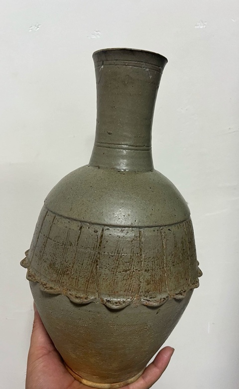 古玩陶瓷青釉堆塑花卉紋瓶真品鑒賞圖