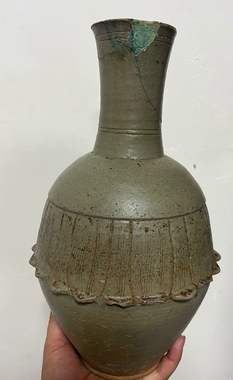 古玩陶瓷青釉堆塑花卉紋瓶真品鑒賞圖
