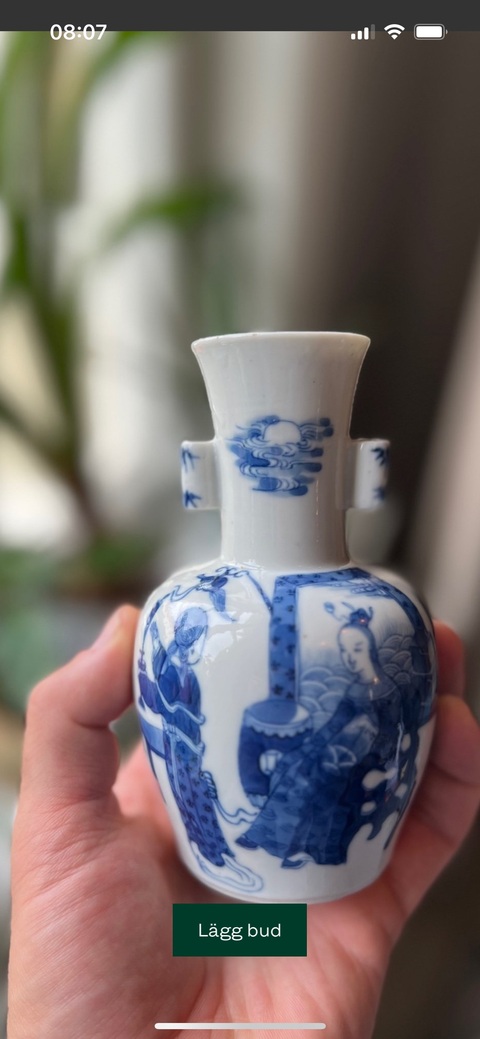 古玩陶瓷仕女紋青花貫耳瓶真品鑒賞圖