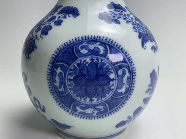 古玩陶瓷清中晚期·青花雜寶紋天球瓶拍賣,當前價格2032元
