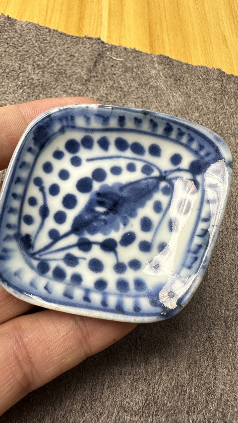 古玩陶瓷青花花卉紋碟真品鑒賞圖