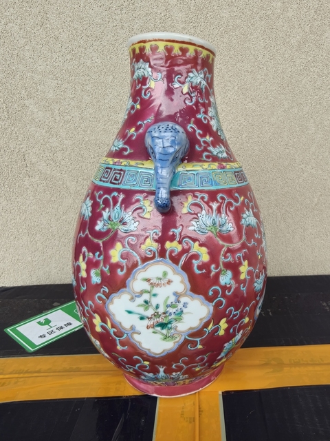 古玩陶瓷民國 胭脂紅地粉彩花卉紋象耳尊拍賣，當前價格4500元