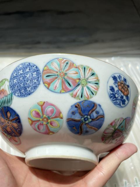 古玩陶瓷青花粉彩描金皮球花紋碗真品鑒賞圖
