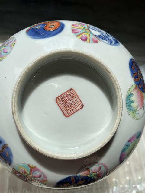 古玩陶瓷青花粉彩描金皮球花紋碗真品鑒賞圖