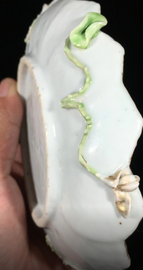古玩陶瓷胭脂紅貼塑荷蓮紋杯碟真品鑒賞圖