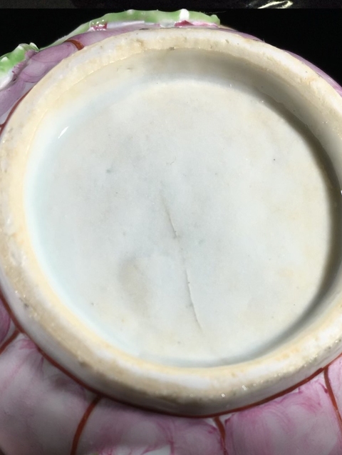 古玩陶瓷胭脂紅貼塑荷蓮紋杯碟真品鑒賞圖