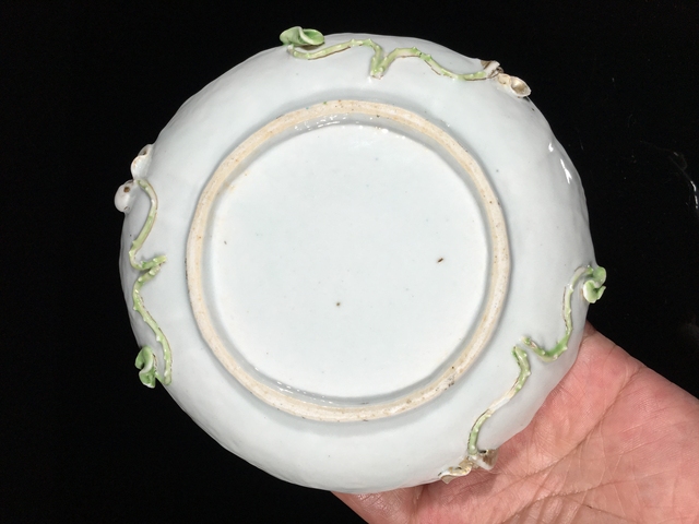 古玩陶瓷胭脂紅貼塑荷蓮紋杯碟真品鑒賞圖