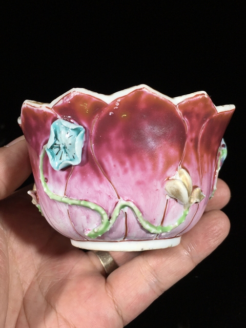 古玩陶瓷胭脂紅貼塑荷蓮紋杯碟真品鑒賞圖