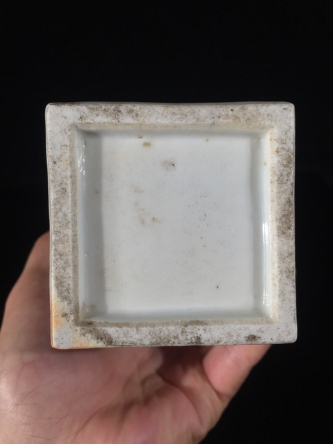 古玩陶瓷雙鋪首無雙譜粉彩四方撇口瓶真品鑒賞圖
