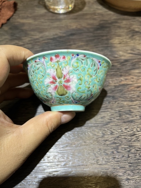 古玩陶瓷松石綠粉彩花卉紋茶碗真品鑒賞圖