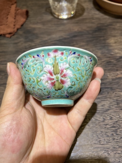 古玩陶瓷松石綠粉彩花卉紋茶碗真品鑒賞圖