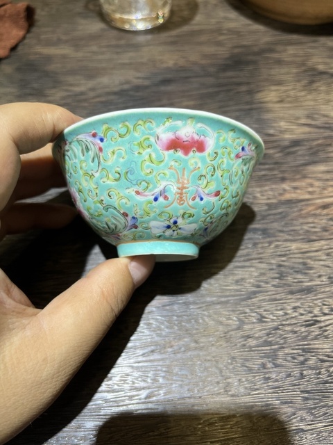 古玩陶瓷松石綠粉彩花卉紋茶碗真品鑒賞圖