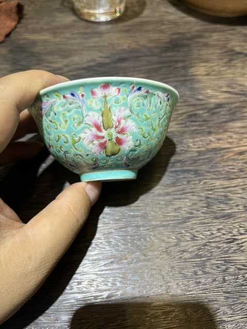 古玩陶瓷松石綠粉彩花卉紋茶碗真品鑒賞圖