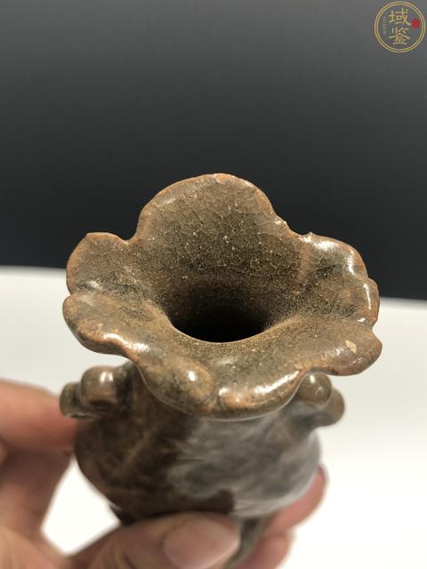 古玩陶瓷元末明初·青釉模印花卉紋雙耳小瓶拍賣，當前價格2100元
