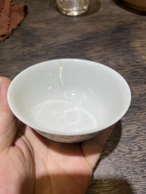 古玩陶瓷松石綠粉彩花卉紋茶碗真品鑒賞圖