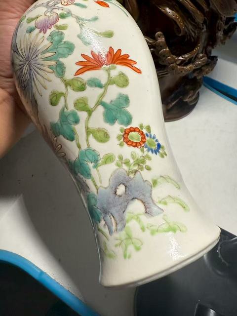 古玩陶瓷粉彩洞石花卉紋觀音瓶真品鑒賞圖