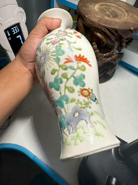 古玩陶瓷粉彩洞石花卉紋觀音瓶真品鑒賞圖