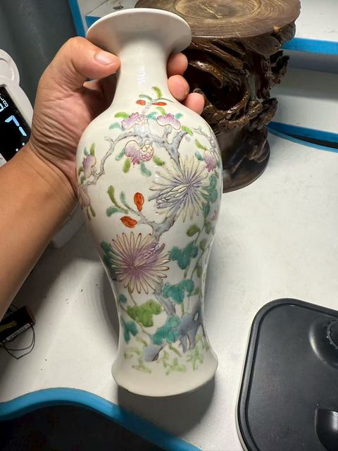 古玩陶瓷粉彩洞石花卉紋觀音瓶真品鑒賞圖