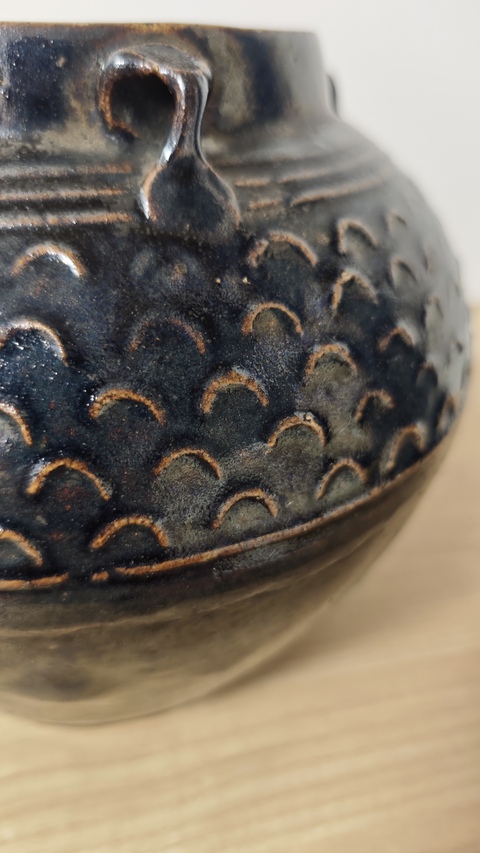 古玩陶瓷黑釉海水紋四系罐真品鑒賞圖