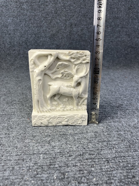 古玩陶瓷德化窯高浮雕松鹿紋硯屏拍賣，當(dāng)前價格1888元