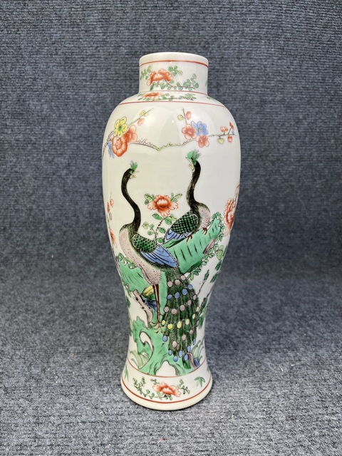 古玩陶瓷五彩孔雀洞石牡丹紋雞腿瓶真品鑒賞圖