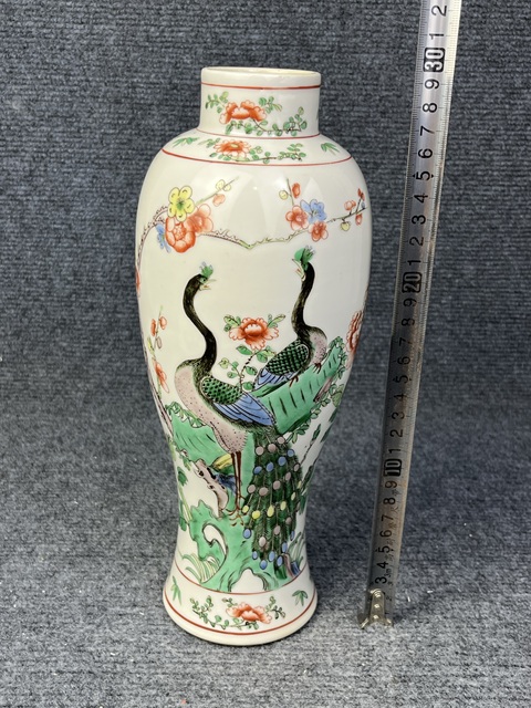 古玩陶瓷五彩孔雀洞石牡丹紋雞腿瓶真品鑒賞圖