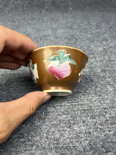 古玩陶瓷紫金釉開窗粉彩花卉紋杯真品鑒賞圖